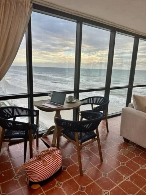 Beautiful Oceanfront Two Bedroom Condo Daytona Beach Exterior photo